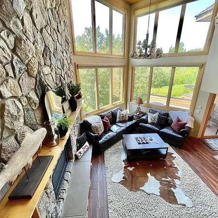 Location Location! Executive Townhome - Ski-In, Ski-Out, Pool, Hot Tub, Hiking, Biking, Campfires And More!